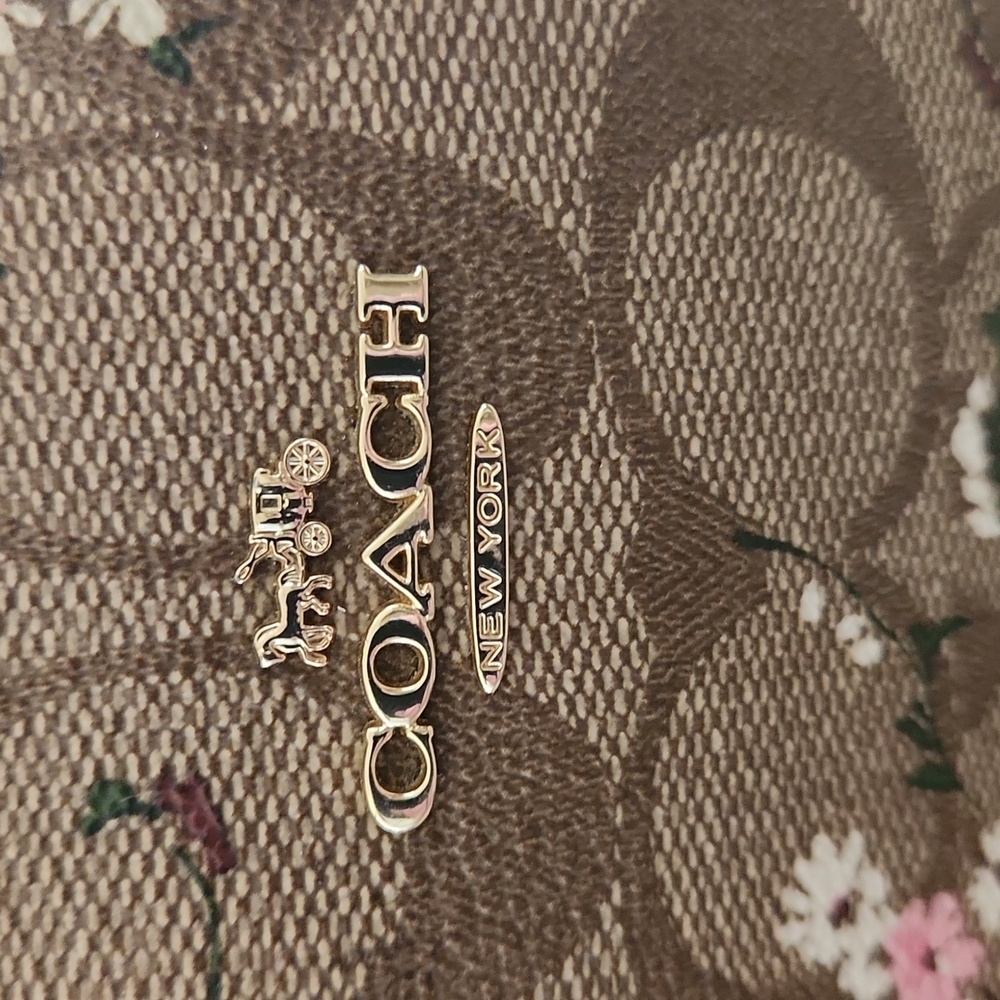 Beautiful Coach Evergreen Wildflower Signatue Camera Style Crossbody Bag 🩷🤍 - Picture 3 of 16